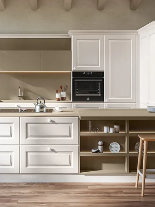 Cucina Classica con penisola Pavese 01 in Frassino laccato e Noce di Veneta Cucine