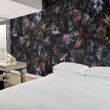 Carta da parati con fiori colorati su fondo scuro Rio di London Art