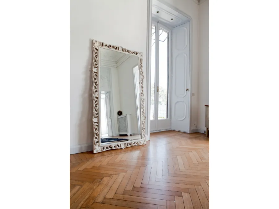 Specchio ampio Agrip con cornice floreale in legno laccato Bianco opaco di Tonin Casa