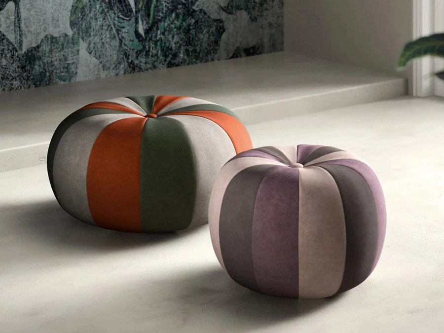 Pouf dalla forma tonda Bound in tessuto con lavorazione a spicchi colorati di Doimo Salotti