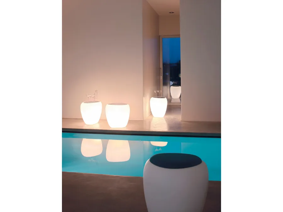 Tavolino di design Ios in polietilene con top in plexiglass e base illuminata di Tonin Casa