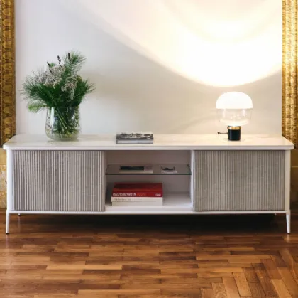 Mobile contenitore in MDF laccato bianco opaco e ante rivestite in tessuto Lea H55 di Midj