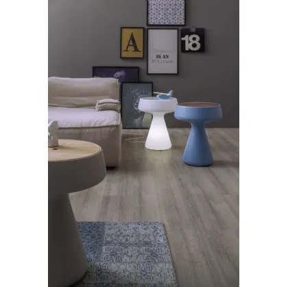Tavolino di design in polietilene con top in legno Maki di Tonin Casa