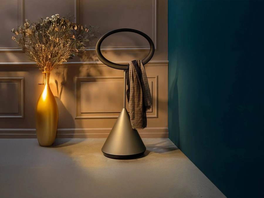 Appendiabiti di design Mirò in legno massello e metallo di Tonin Casa