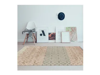 Tappeto con trame geometriche ispirate alla natura Palladium Philia Sand di Sirecom