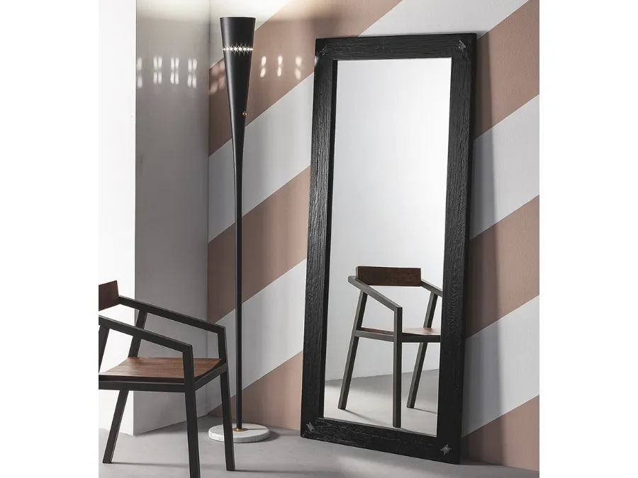 Specchio Elephant con cornice in legno massello di Rovere laccato Nero di Devina Nais