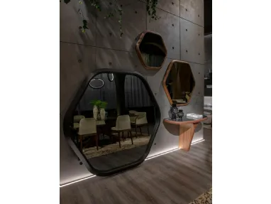 Specchio esagonale Hive con cornice in legno massello di Tonin Casa