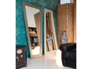 Specchio Trapezio con cornice in legno di Devina Nais