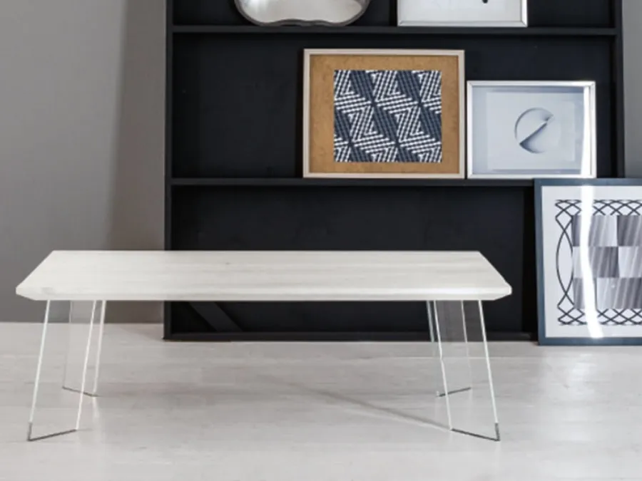 Tavolino Swing con top in Rovere massello e gambe in vetro trasparente di Devina Nais