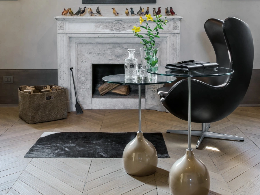 Tavolino rotondo di design con top in vetro temperato e base in agglomerato di marmo Adachi di Tonin Casa