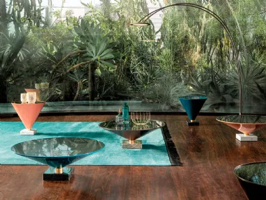 Tavolino rotondo con top in vetro fumé trasparente, struttura conica in metallo e base in marmo Flute di Tonin Casa