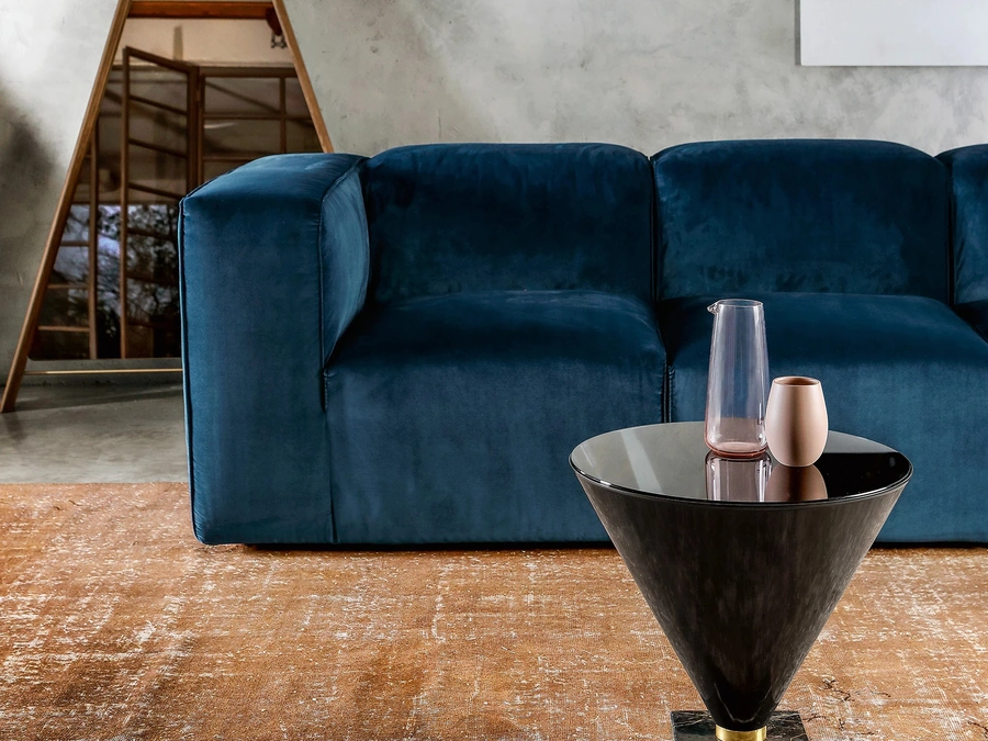 Tavolino rotondo con top in vetro fumé trasparente, struttura conica in metallo e base in marmo Flute di Tonin Casa