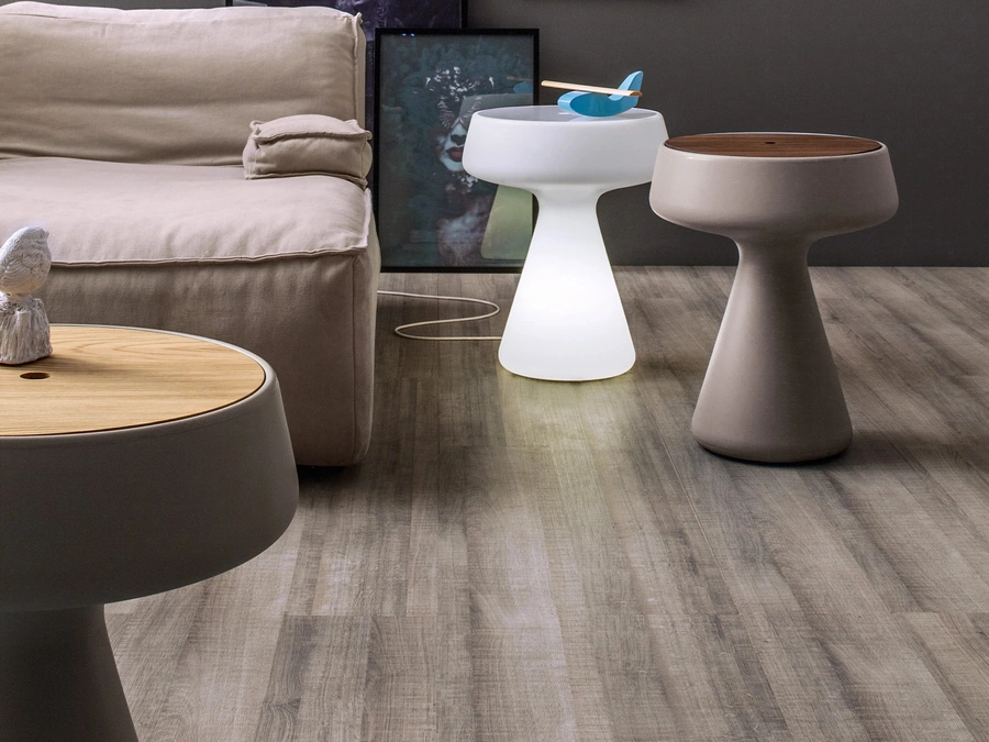 Tavolino di design Maki in polietilene con top in legno di Tonin Casa