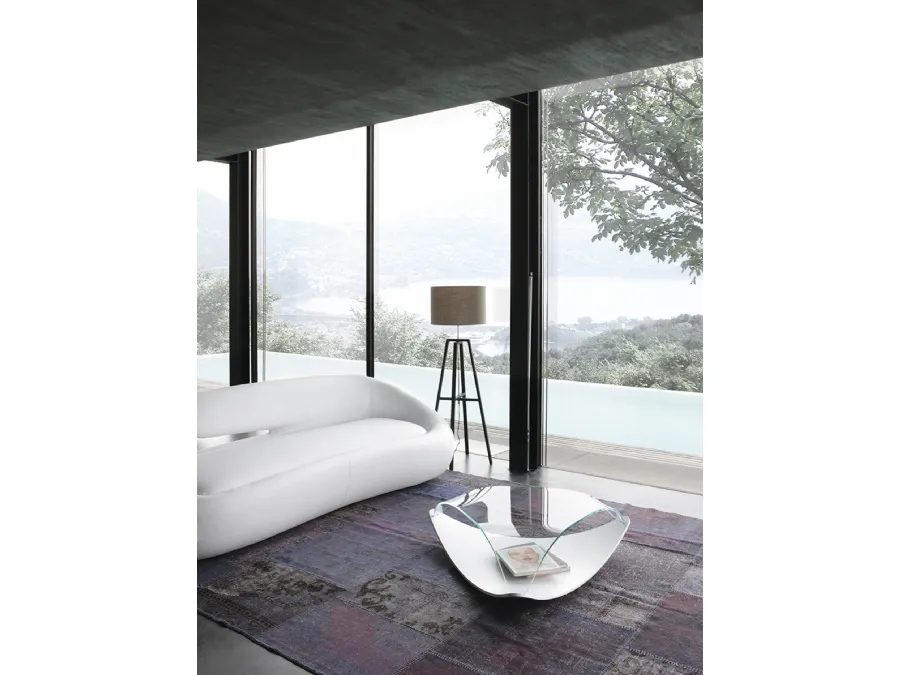 Tavolino di design Quiet con top in vetro curvato e base in laccato bianco opaco Tonin Casa