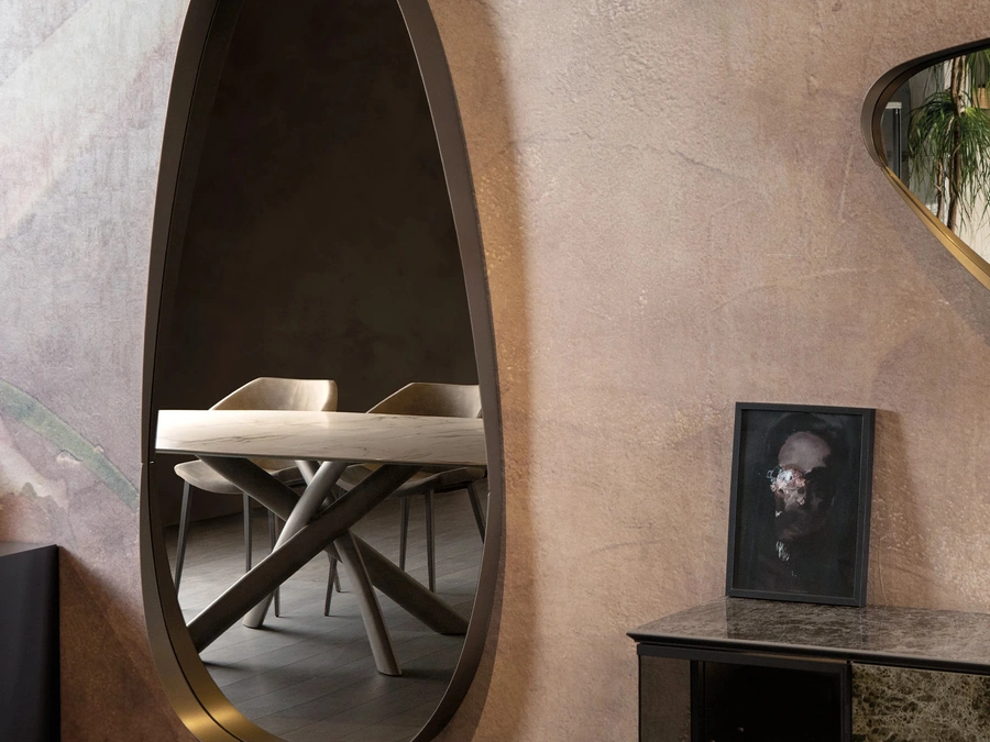 Specchio di design dalle linee morbide e dinamiche con cornice curva in acciaio verniciato Vogue di Tonin Casa