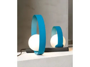 Lampada Bubble Duo DT da Tavolo formata da due anelli metallici di diversa dimensione e da due bulbi in vetro bianco satinato di Riflessi