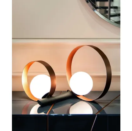 Lampada Bubble Duo da Tavolo formata da due anelli metallici di diversa dimensione e da due bulbi in vetro bianco satinato di Riflessi