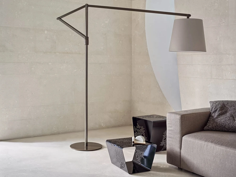 Lampada da terra Cloe con paralume in tessuto e struttura in acciaio laccato di Bontempi