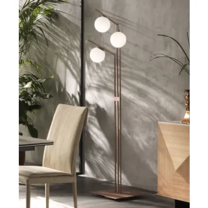 Lampada Dodo PT da Terra formata da  aste metalliche verniciate e tre bulbi in vetro bianco satinato di Riflessi