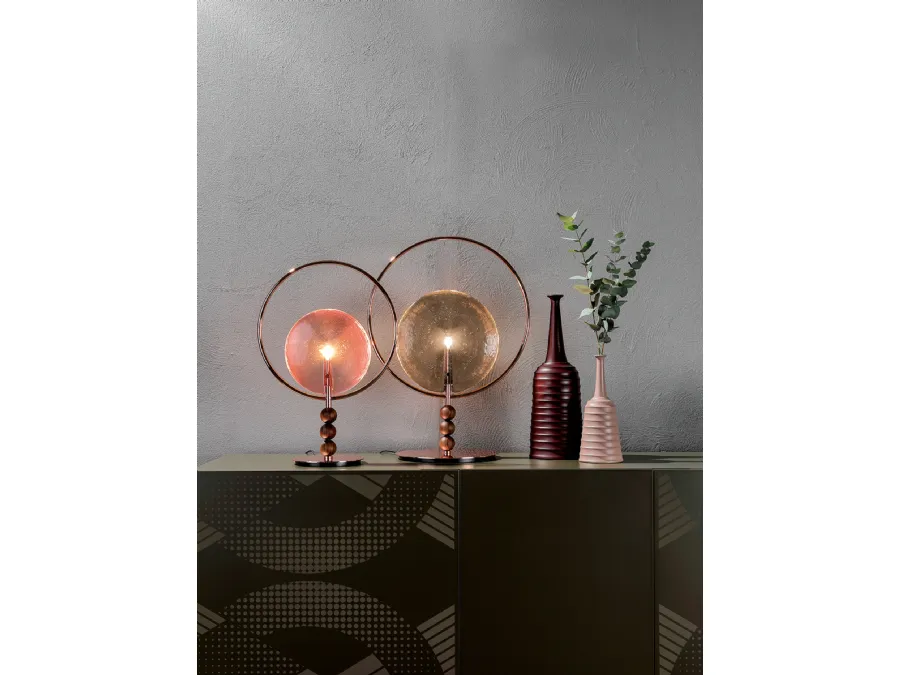Lampada da tavolo con struttura in metallo cromato che contorna un diffusore in vetro in fusione con dettagli in legno massello Dreamy di Tonin Casa