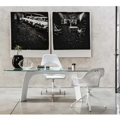 Lampada in metallo con rete in cuoio Guapa Floor Lamp di Midj