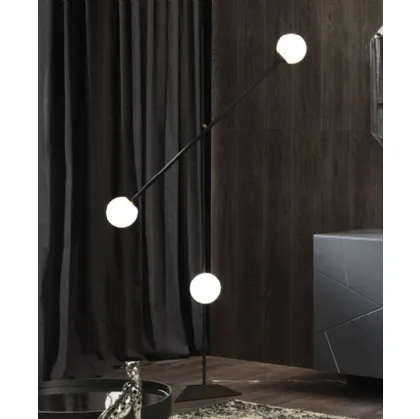 Lampada Meridian PT Terra in metallo con tre bulbi in vetro bianco satinato di Riflessi