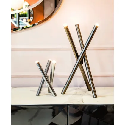 Lampada Shangai T da Tavolo composta da tre tubolari metallici verniciati con trattamento satinato galvanico di Riflessi