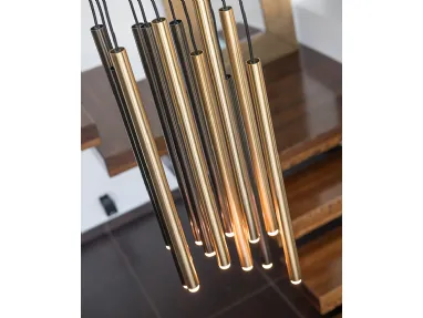 Lampada a sospensione Stilo S12 formata da 12 tubolari in metallo verniciato con trattamento satinato galvanico di Riflessi