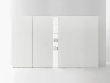 Armadio dispensa in essenza natural wood con ante complanari di Caccaro