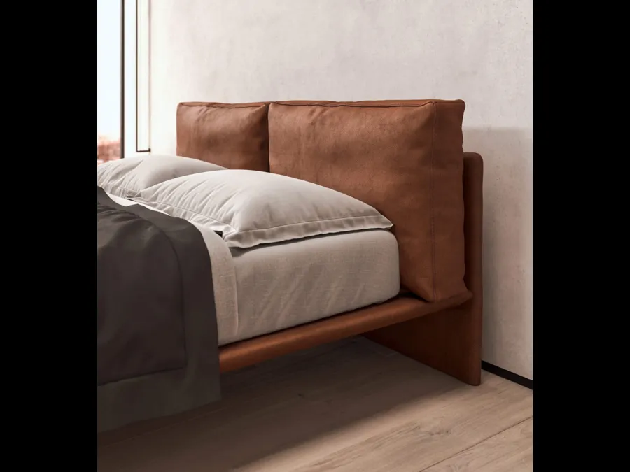Letto Cali in pelle con testiera di Presotto