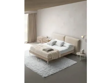 Letto con testiera in tessuto imbottito e giroletto in Rovere Chloè Nordico di Devina Nais
