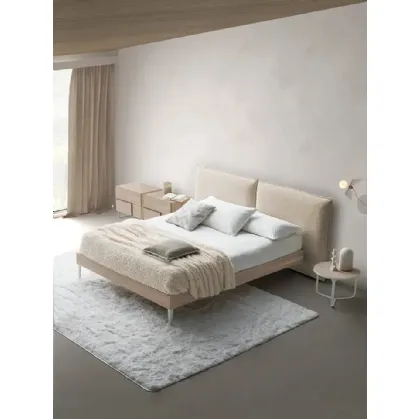 Letto con testiera in tessuto imbottito e giroletto in Rovere Chloè Nordico di Devina Nais