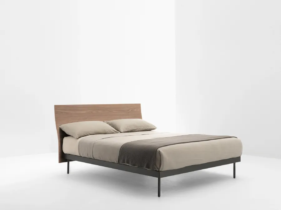 Letto con testiera leggermente curva in essenza easy Noce di Filesse di Caccaro