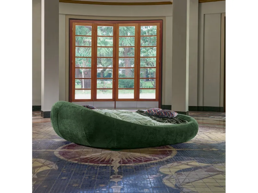 Letto di design Pebble in tessuto imbottito di Dorelan Letti