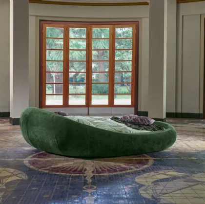 Letto di design Pebble in tessuto imbottito di Dorelan Letti