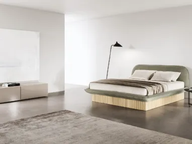 Letto con contenitore rivestito in legno plissettato, caratterizzato da una imbottitura soffice dai bordi stondati Plica di Presotto