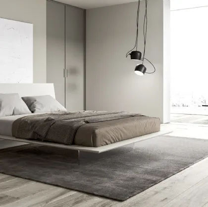 Letto liscio ed essenziale dove base e testiera si intersecano definendo una struttura minimal Plana di Presotto