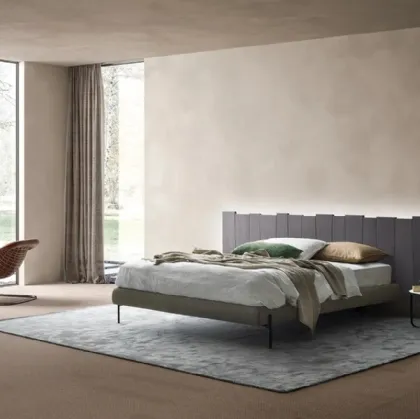 Letto con testiera in Rovere massello sospesa e giroletto in tessuto imbottito Urban Ranch Soft di Devina Nais