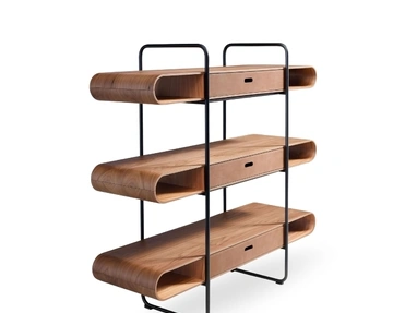 Libreria Apelle in metallo con ripiani in legno e cassetti in cuoio di Midj