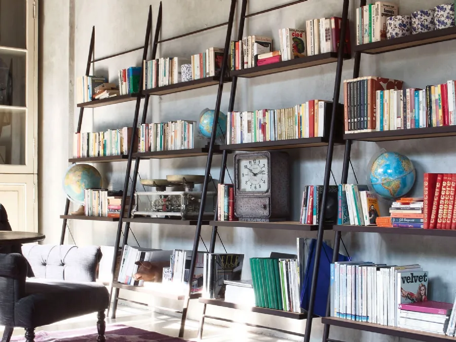 Libreria componibile Easy con struttura in ferro laccato Nero e ripiani in legno massello di Devina Nais