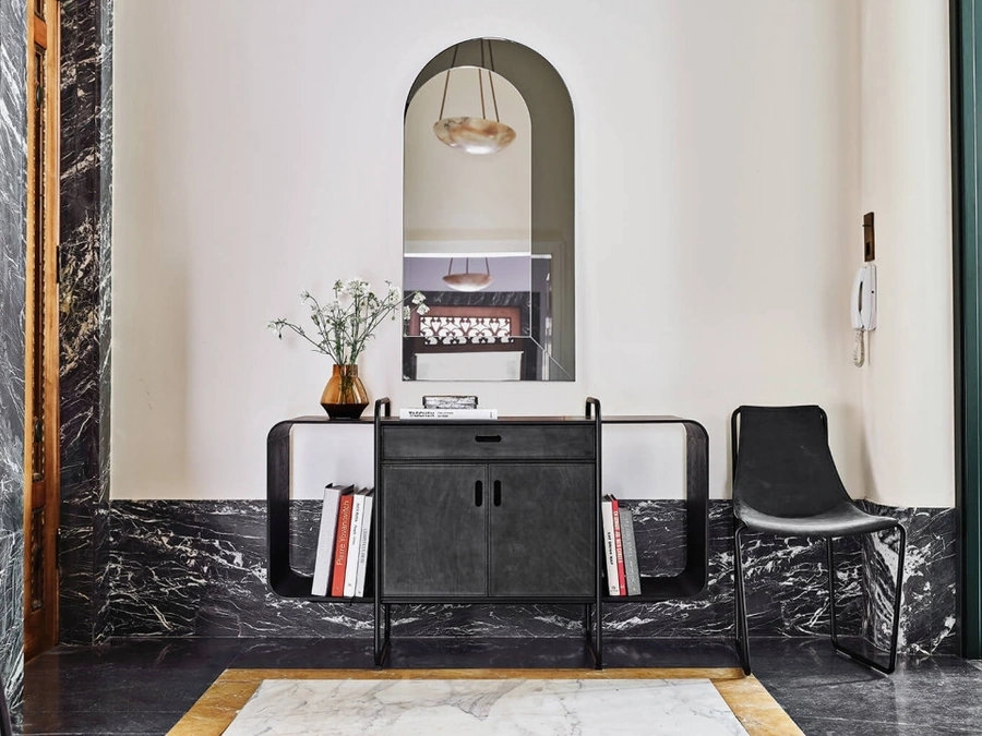 Madia Apelle con struttura in metallo e ante rivestite in pelle di Midj