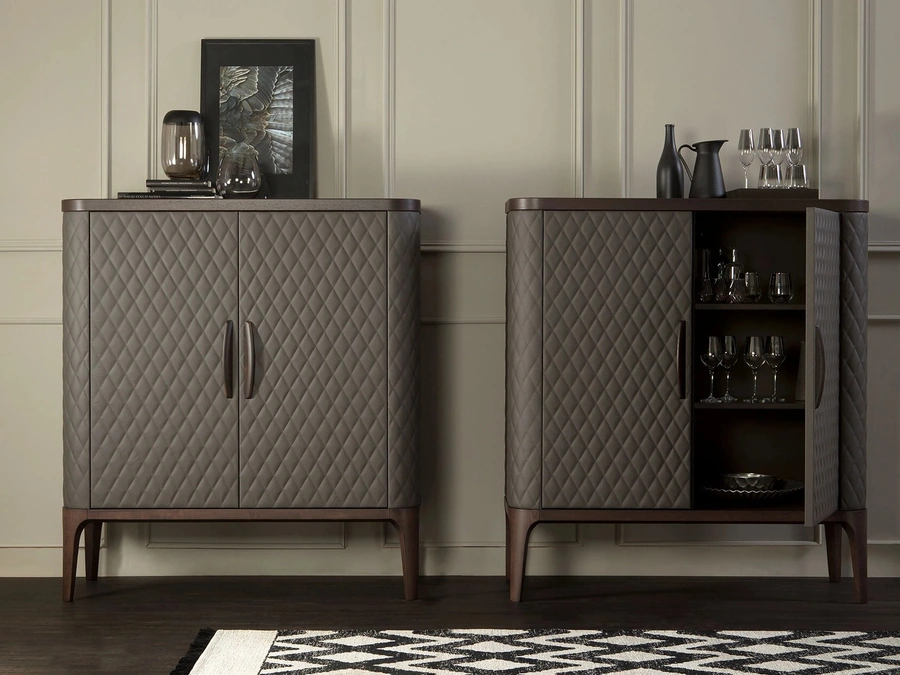 Madia Tiffany in legno con ante rivestite in pelle trapuntata a rombi di Tonin Casa