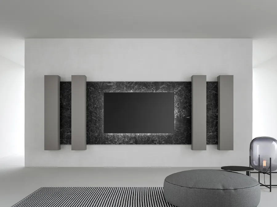 Mobile Porta Tv in laccato opaco con boiserie in gres porcellanato effetto marmo di Caccaro