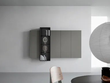 Mobile sospeso con quattro elementi chiusi in laccato opaco e un elemento di altezza diversa con vetri Wallover 01 di Caccaro