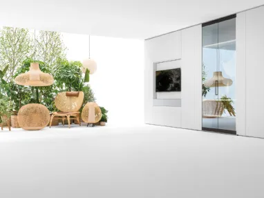 Parete Attrezzata con porta TV in laccato opaco e ante in vetro ad apertura totale Living Vetro di Caccaro