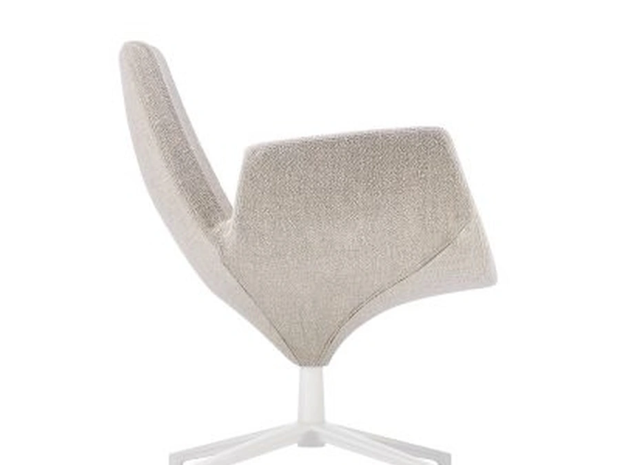 Poltroncina dal design avvolgente Beetle Low Back di Infiniti