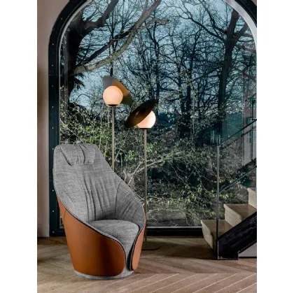 Poltroncina Mama in tessuto con rivestimento esterno in pelle e schienale alto di Tonin Casa