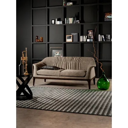 Divano lineare Tiffany sofa in tessuto con struttura in legno di Tonin Casa