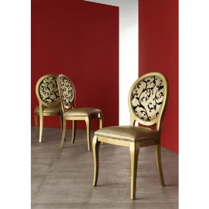 Sedia Adelaide con seduta e schienale imbottiti in ecopelle e struttura in faggio laccato di Veneta Cucine