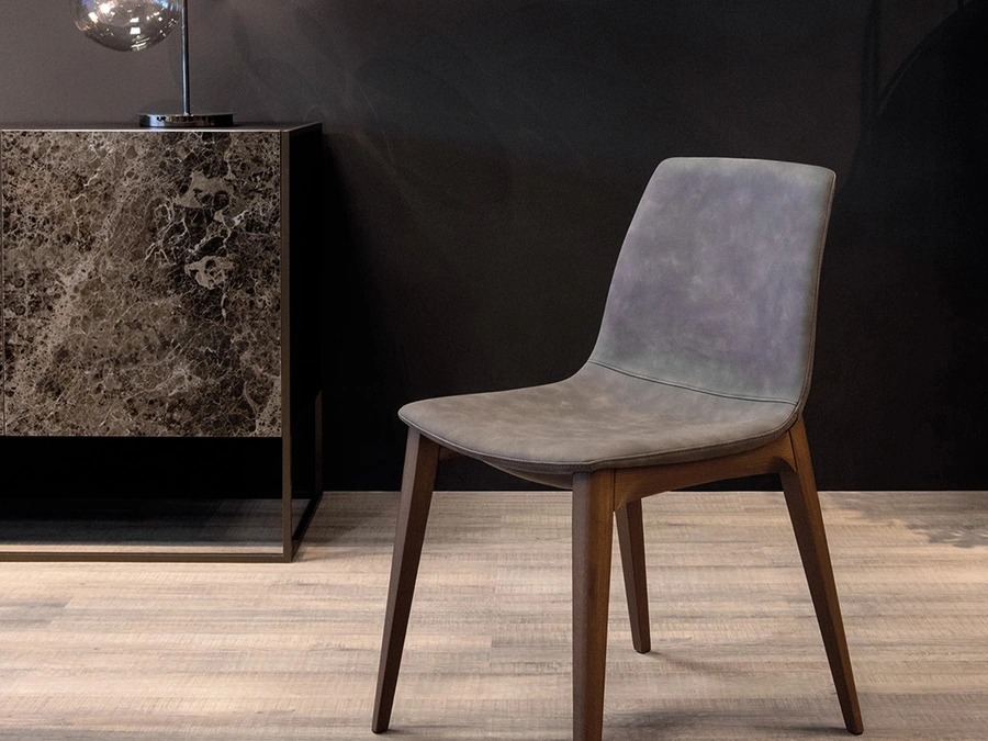 Sedia Aralia con rivestimento seduta in pelle e gambe in legno di Tonin Casa